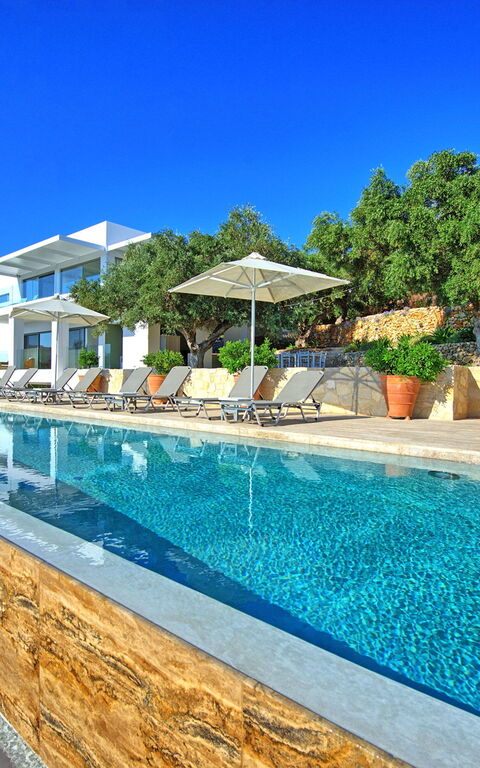 Entdecken Sie BlueWhite: Wo skandinavische Eleganz auf griechischen Luxus trifft