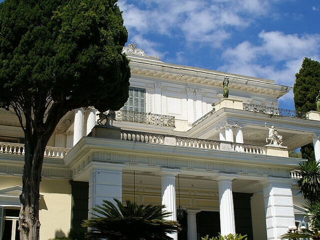Schloss Achilleion: eine Atraktion die man auf Korfu gesehen haben muss.