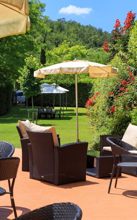 Palazzo a Greve: Draussen, Sommer