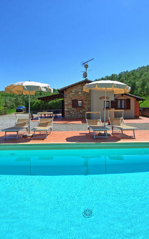 Cuccardino: Draussen, Schwimmbad