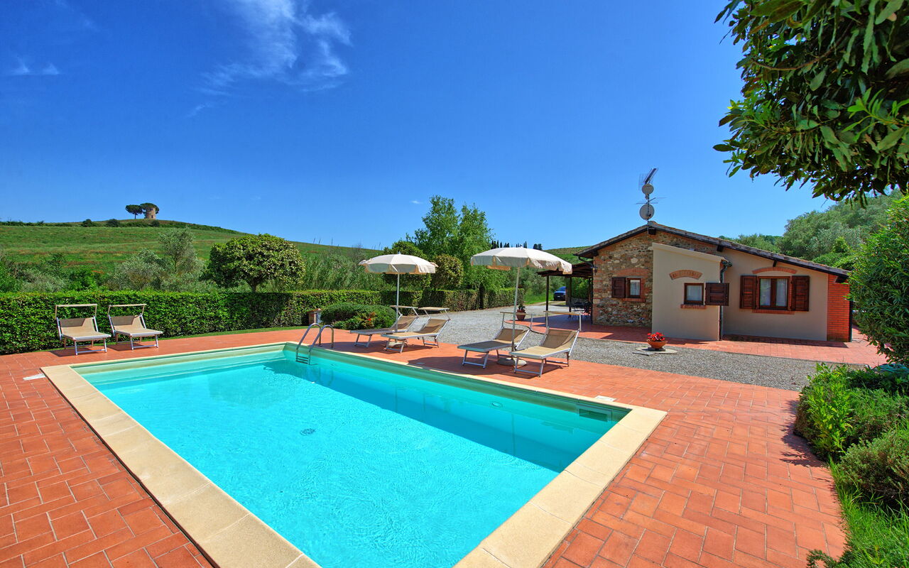 Cuccardino: Draussen, Schwimmbad