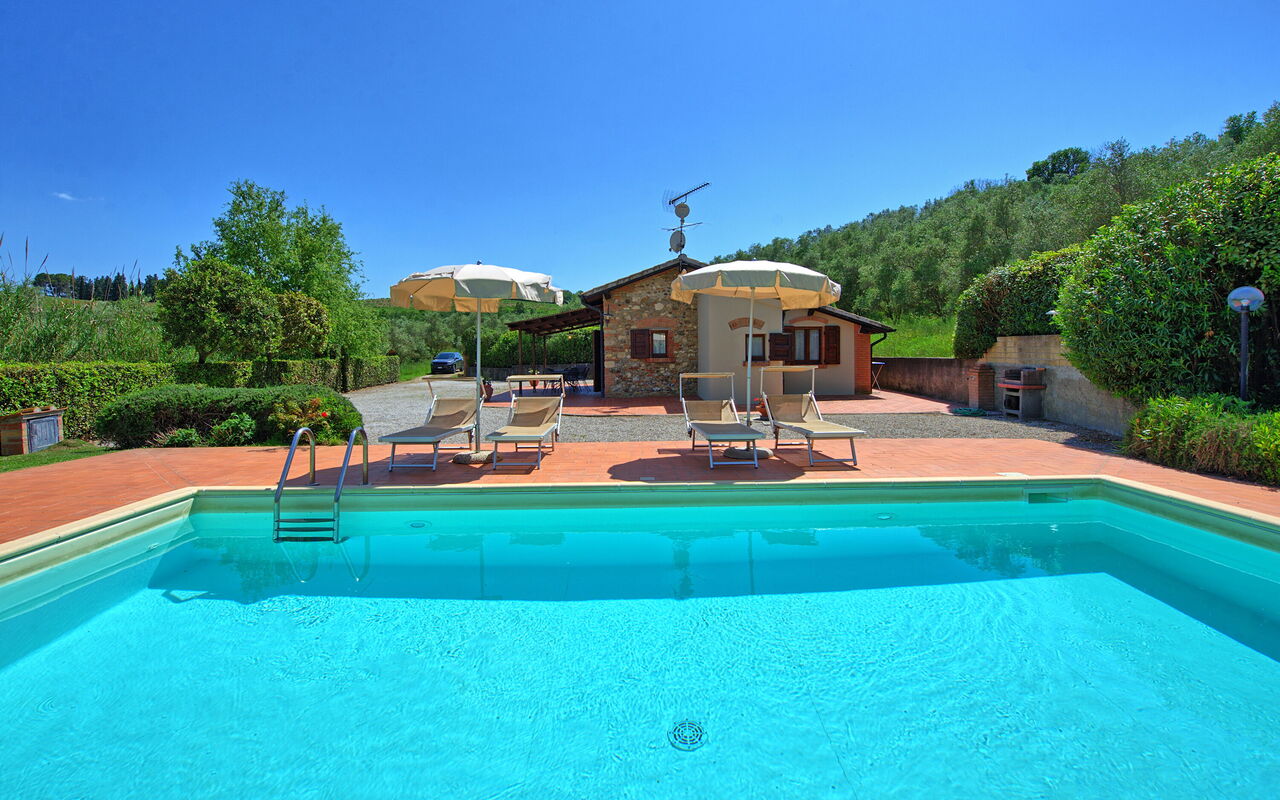 Cuccardino: Draussen, Schwimmbad