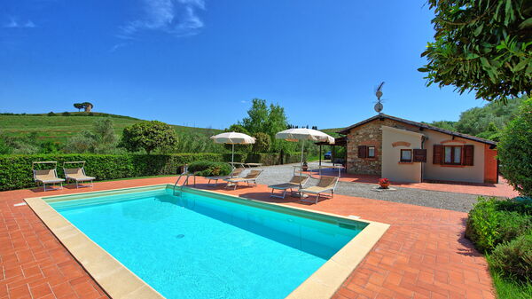 Cuccardino: Draussen, Schwimmbad