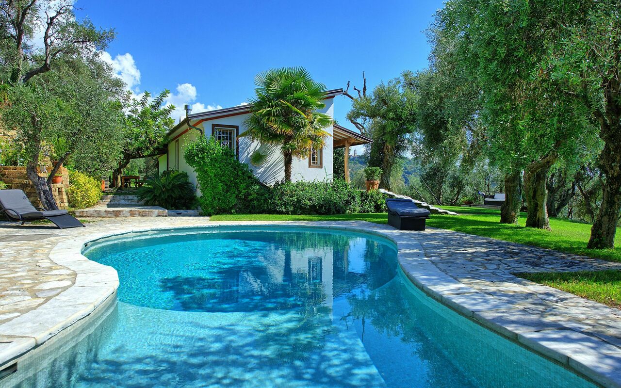 Villa Oliveta: Schwimmbad, Sommer
