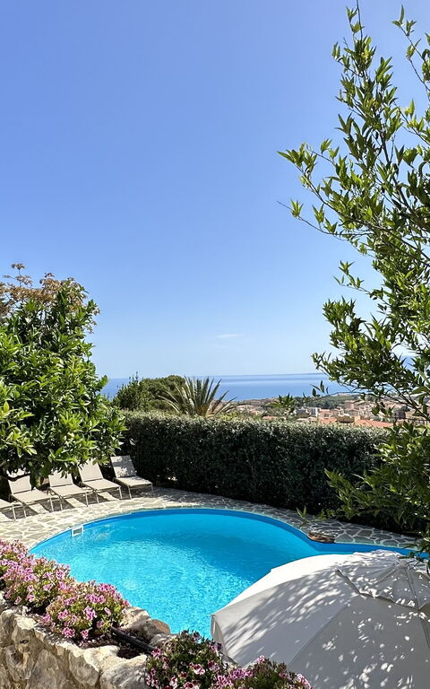 Castellammare: Ansichten, Außen, Schwimmbad