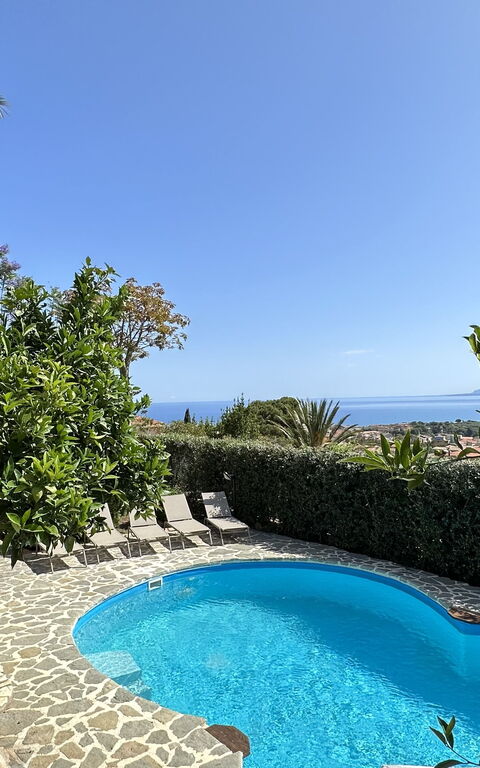 Castellammare: Ansichten, Außen, Schwimmbad