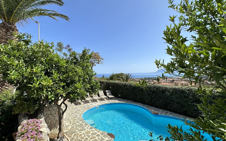 Castellammare: Ansichten, Außen, Schwimmbad