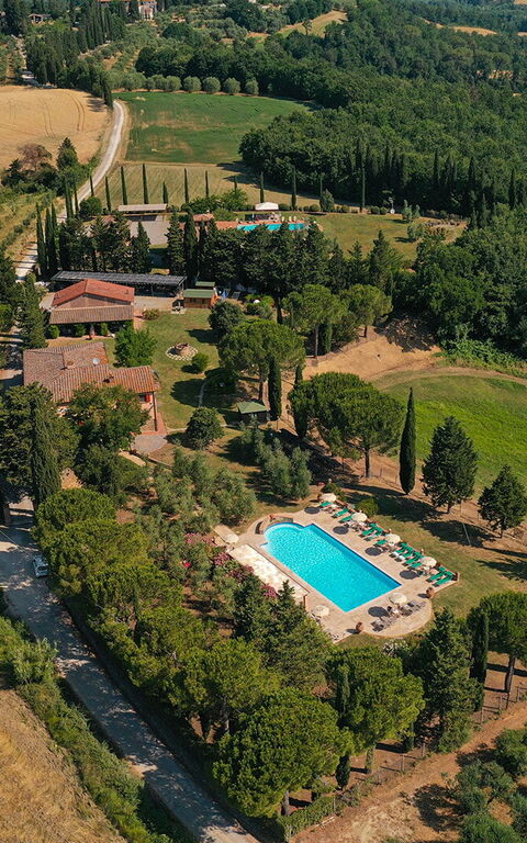 Montelopio: Ansichten, Schwimmbad