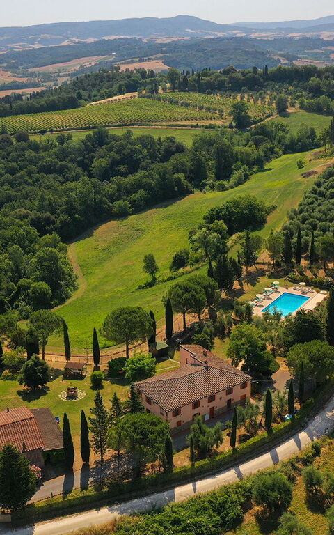 Montelopio: Ansichten, Schwimmbad