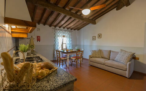 Unterkunft Montelopio 7: Esszimmer, Küche, Wohnzimmer