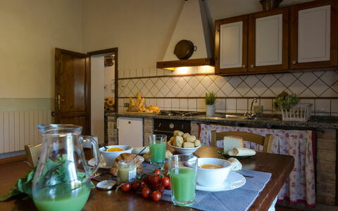 Unterkunft Montelopio 7: Esszimmer, Küche, Wohnzimmer