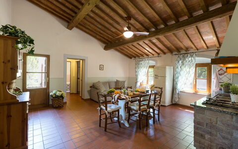 Unterkunft Montelopio 4: Esszimmer, Küche, Wohnzimmer