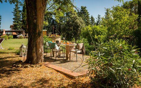 Unterkunft Montelopio 4: Draussen, Garten