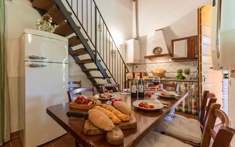 Unterkunft Montelopio 5: Esszimmer, Küche, Wohnzimmer