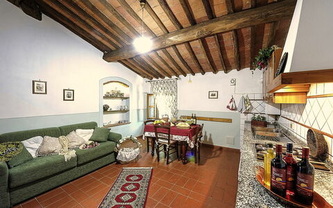 Unterkunft Montelopio 8: Esszimmer, Küche, Wohnzimmer