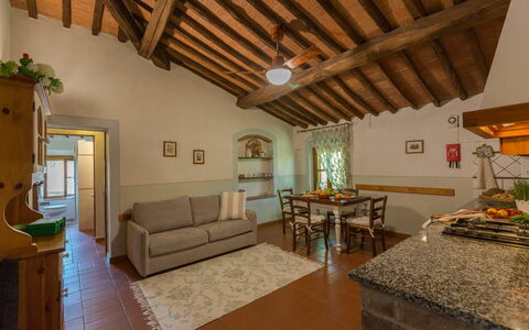 Unterkunft Montelopio 8: Esszimmer, Küche, Wohnzimmer