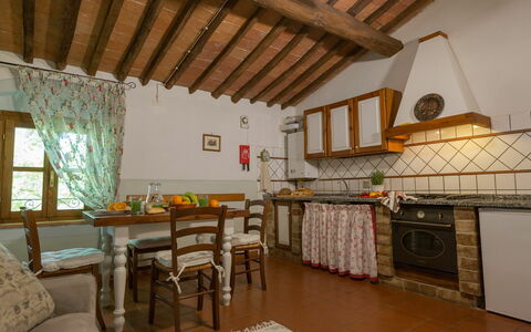 Unterkunft Montelopio 8: Esszimmer, Küche, Wohnzimmer