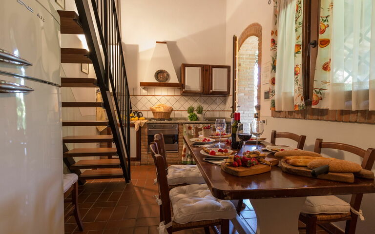 Unterkunft Montelopio 5: Esszimmer, Küche, Wohnzimmer