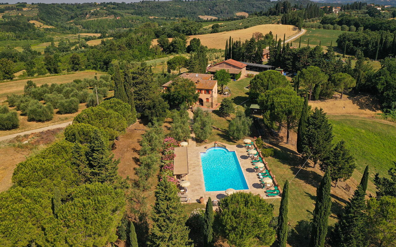 Montelopio: Ansichten, Schwimmbad