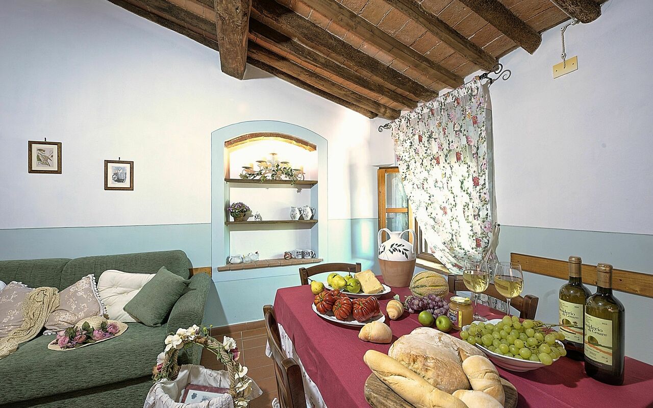 Unterkunft Montelopio 8: Esszimmer, Küche, Wohnzimmer