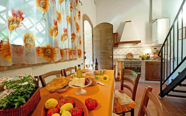 Unterkunft Montelopio 6: Esszimmer, Küche, Wohnzimmer