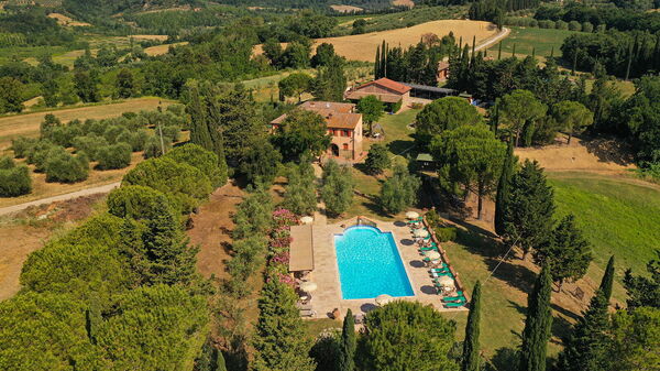 Montelopio: Ansichten, Schwimmbad