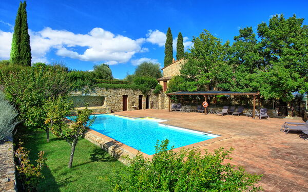 Brunello: Draussen, Schwimmbad