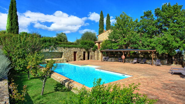 Brunello: Draussen, Schwimmbad