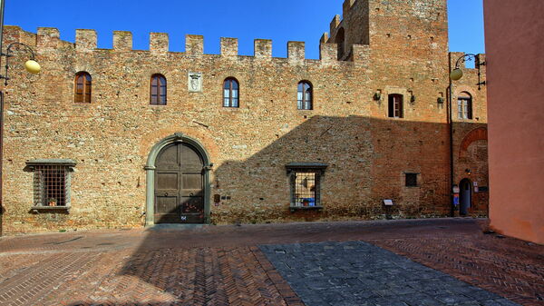 Certaldo: Außen, Haupteingang