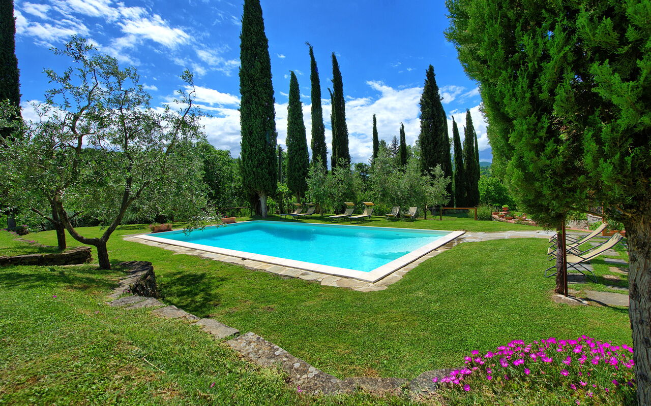 Villa Lo Scoiattolo: Draussen, Garten, Schwimmbad