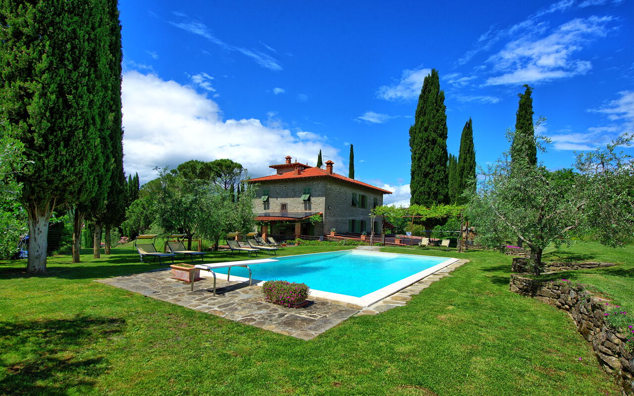 Villa Lo Scoiattolo: Draussen, Garten, Schwimmbad