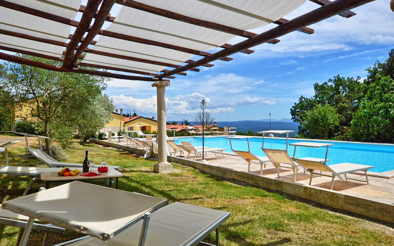 Le Querciolaie with Geothermal Pool: Garten, Schwimmbad