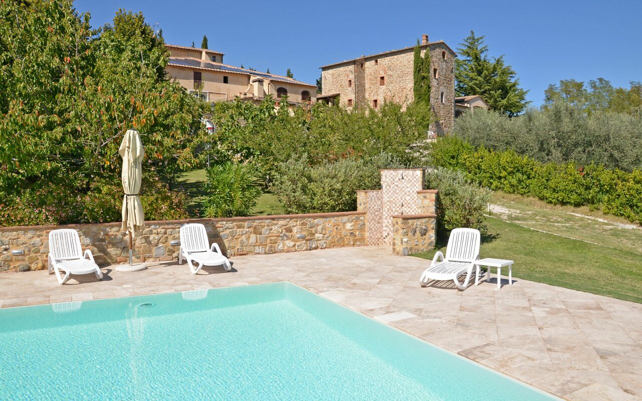 Dante: Außen, Garten, Schwimmbad