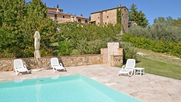 Dante: Außen, Garten, Schwimmbad