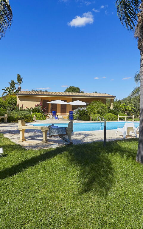 Villa Oasi: Garten, Schwimmbad