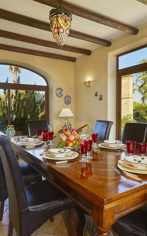 Villa Oasi: Esszimmer, Wohnzimmer