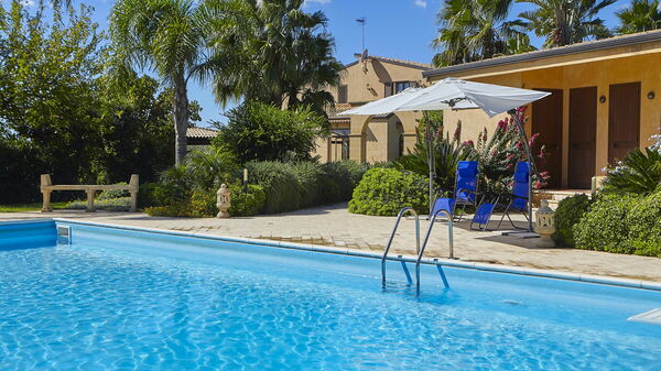 Villa Oasi: Schwimmbad