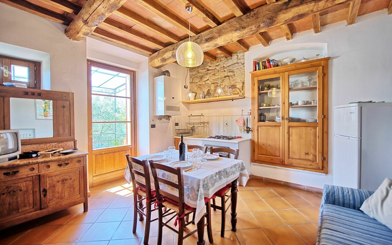 Unterkunft Rustico: Esszimmer, Küche, Wohnzimmer