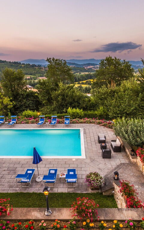 Palazzo Rosadi: Draussen, Schwimmbad