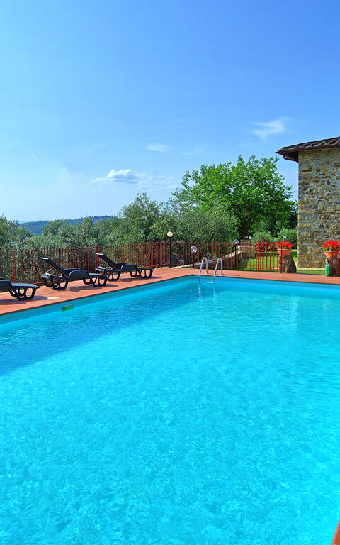 Querciolaia: Schwimmbad