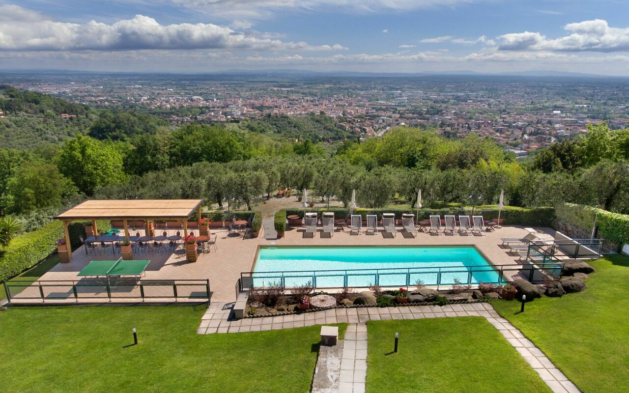 Villa Le Ferrette: Ansichten, Garten, Schwimmbad