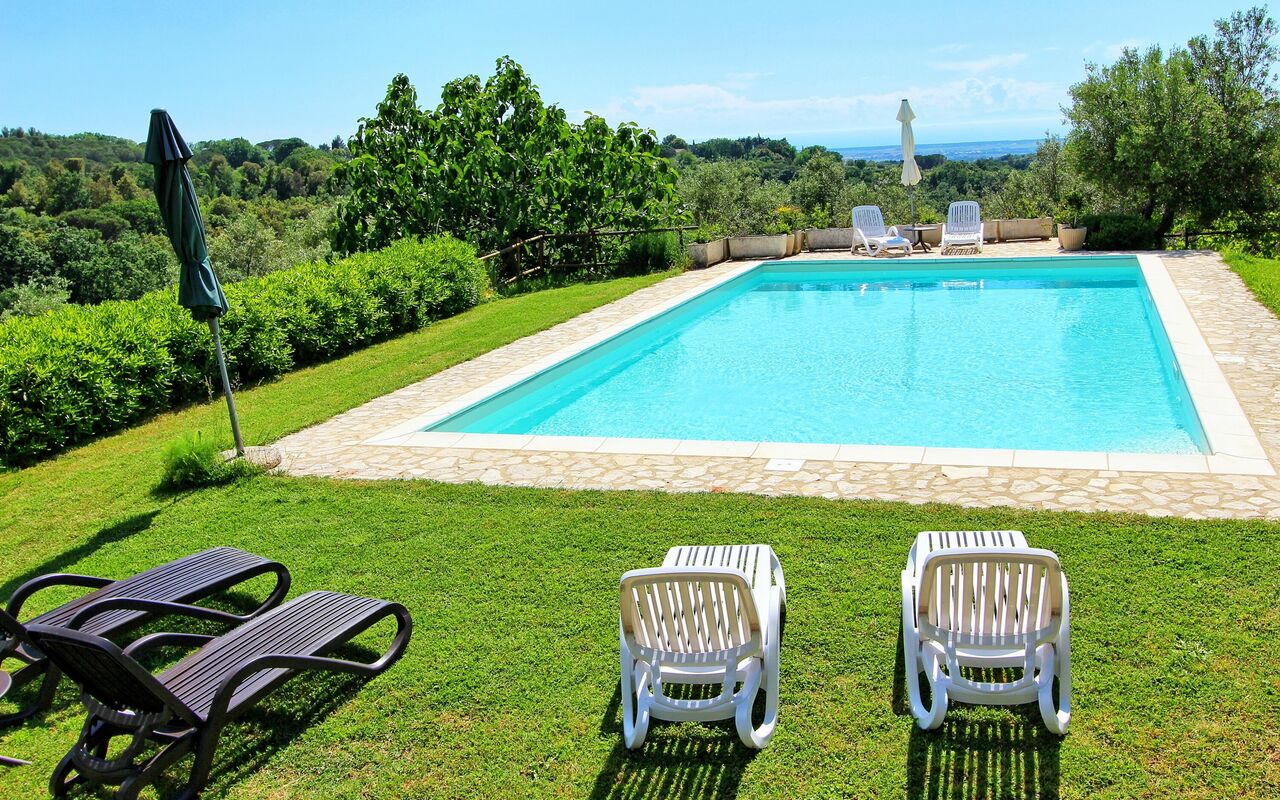 Guardistallo: Garten, Schwimmbad