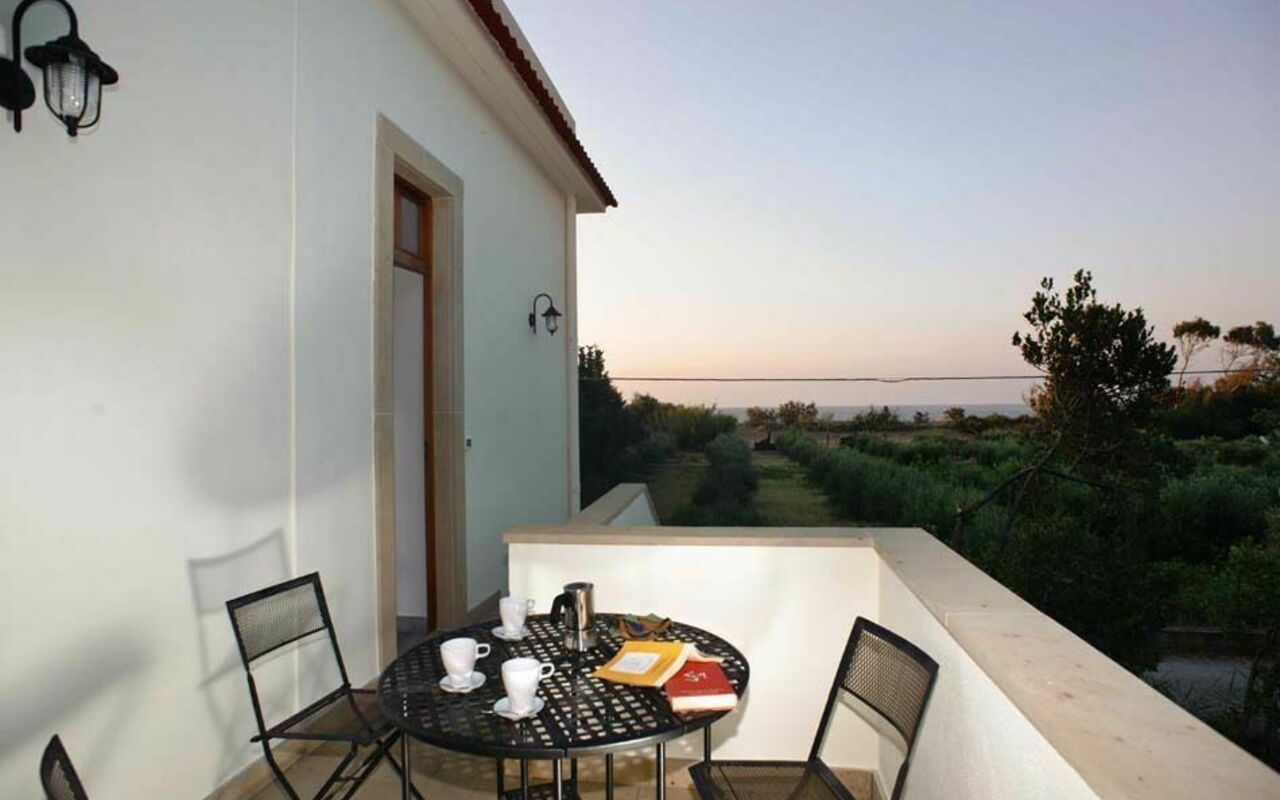 Cicero: Außen, Garten