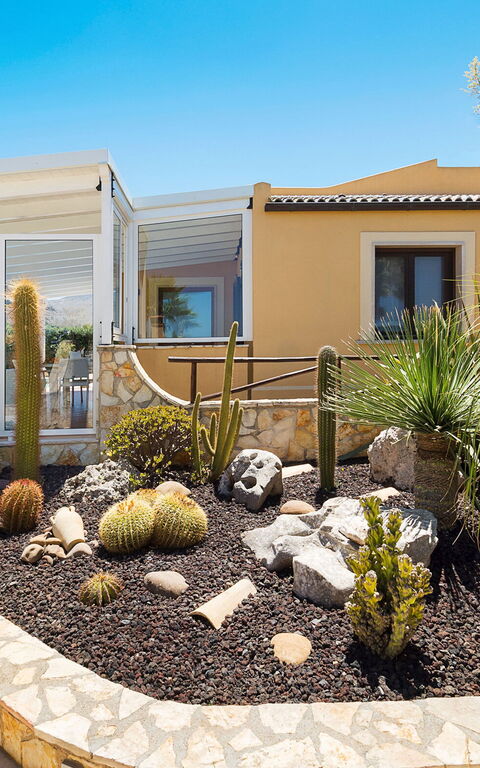 Afrodite: Außen, Garten