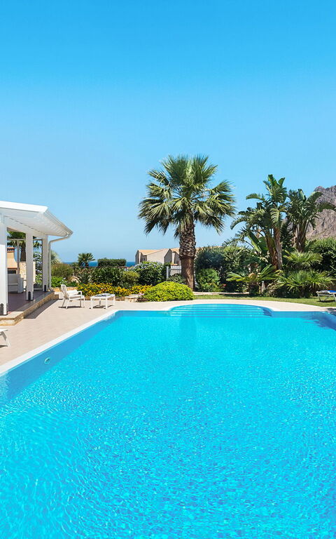 Afrodite: Draussen, Schwimmbad, Sommer