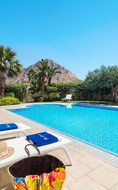 Afrodite: Draussen, Schwimmbad, Sommer