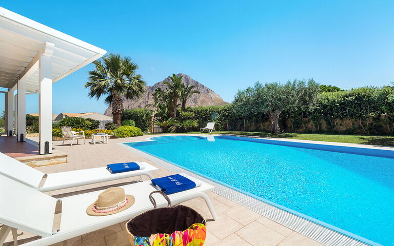 Afrodite: Draussen, Schwimmbad, Sommer