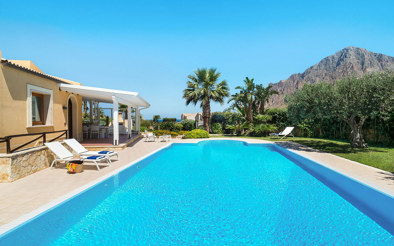 Afrodite: Draussen, Schwimmbad, Sommer