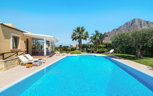 Afrodite: Draussen, Schwimmbad, Sommer