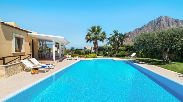 Afrodite: Draussen, Schwimmbad, Sommer